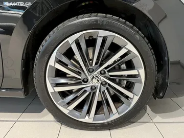 Car image 32