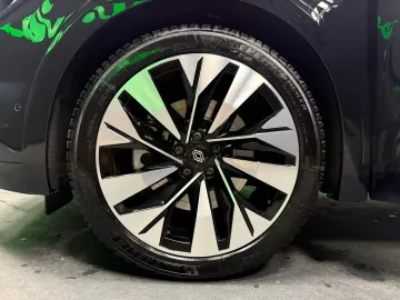 Car image 27