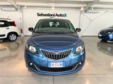 Car image 3