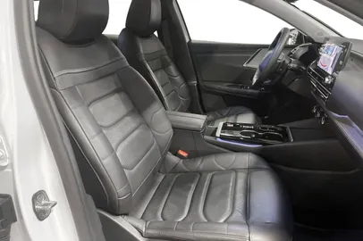 Car image 24