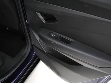 Car image 34