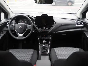 Car image 16