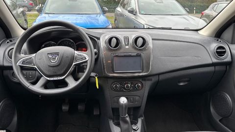 Car image 10