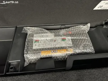 Car image 30