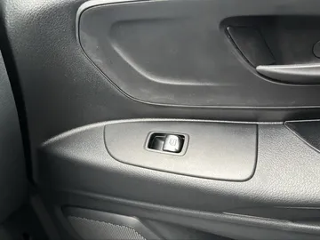 Car image 32