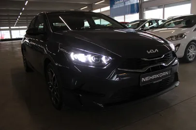 Car image 4