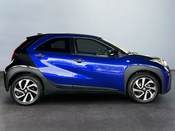 Car image 4