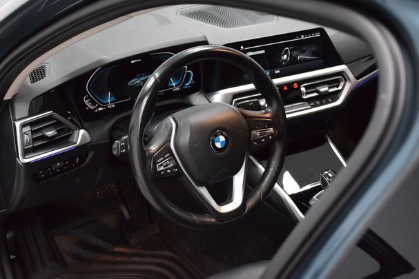 BMW 330e Sport Line 216 kW image number 6