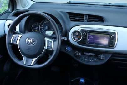 Car image 12