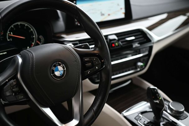 BMW 520i Luxury Line 135 kW image number 18