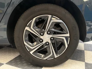 Car image 20