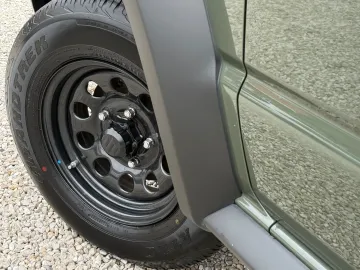 Car image 25