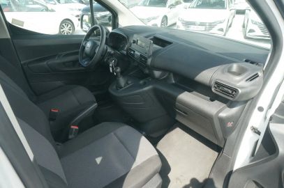 Car image 30