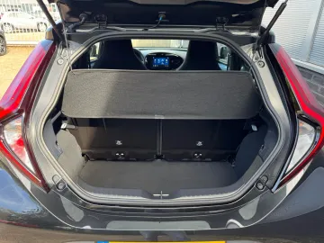 Car image 19