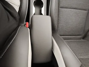 Car image 35