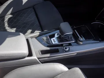 Car image 28