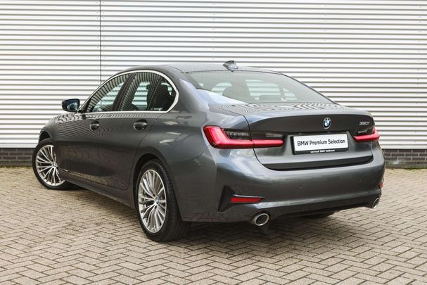 BMW 320i Sport Line 135 kW image number 2