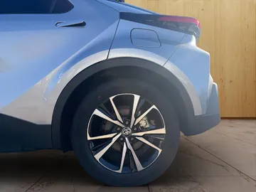 Car image 15
