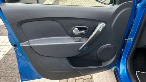 Car image 28