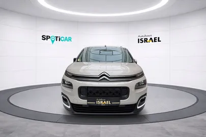 Car image 4
