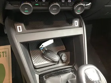 Car image 14