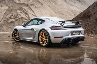 Car image 4