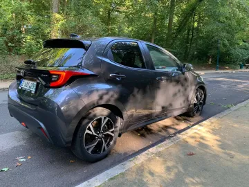 Car image 4