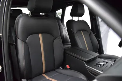 Car image 25