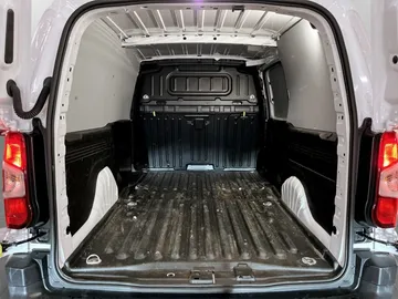 Car image 25