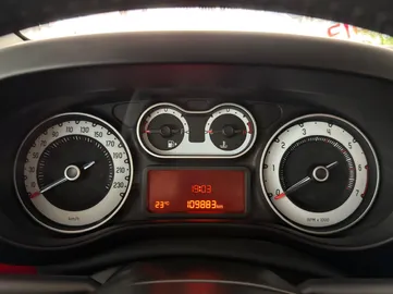 Car image 25