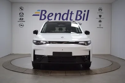 Car image 3
