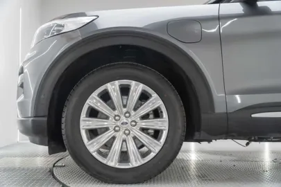 Car image 24