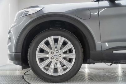 Car image 24