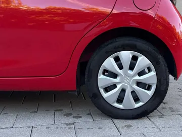 Car image 9