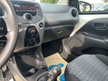 Car image 29