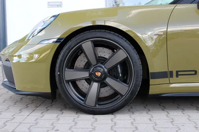 Car image 32
