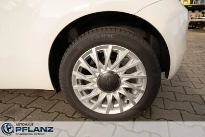 Car image 17