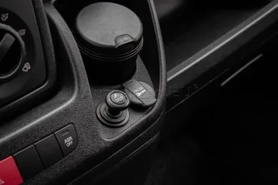 Car image 32