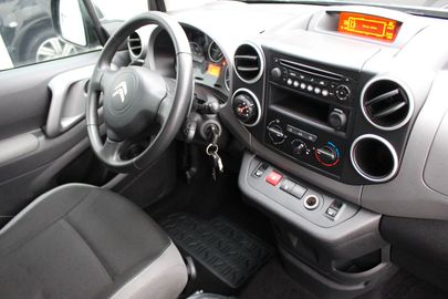 Car image 16