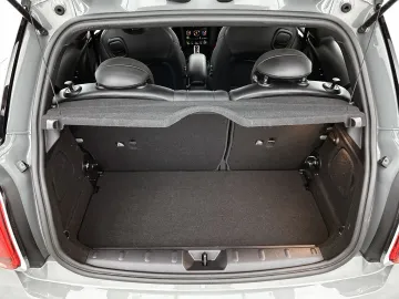 Car image 32