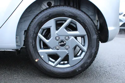 Car image 19