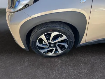 Car image 30