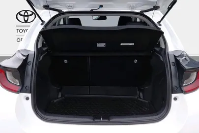 Car image 11