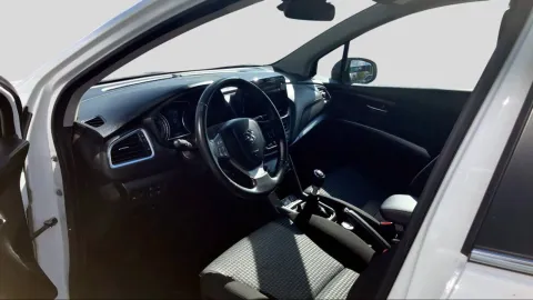 Car image 15