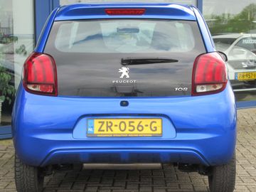 Car image 11