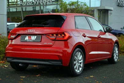Car image 28