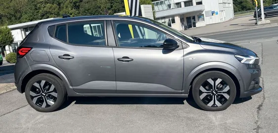 Car image 4