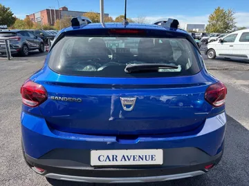 Car image 4