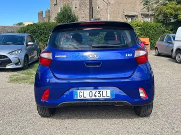 Car image 18