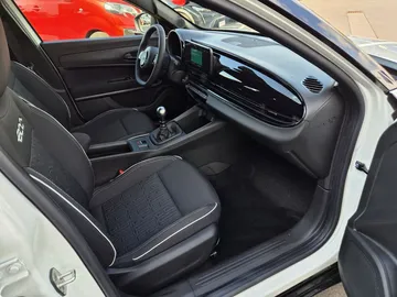 Car image 19